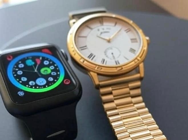 Uhren 5 Edle Uhr neben Smartwatch